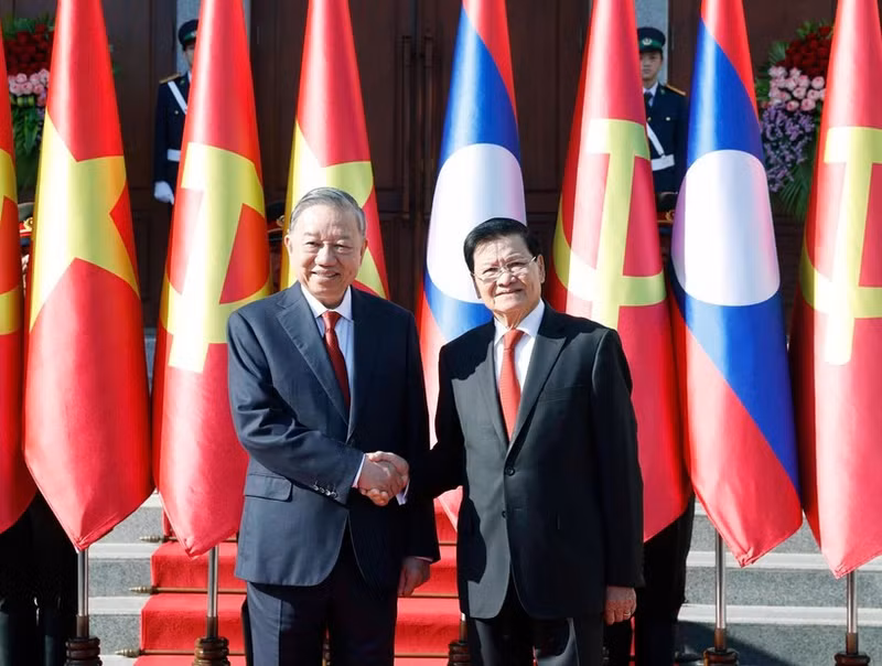 General Secretary of the LPRP Central Committee and President of Laos Thongloun Sisoulith (R) receives General Secretary of the CPV Central Committee To Lam in Vientiane on February 5, 2026. (Photo: VNA)
