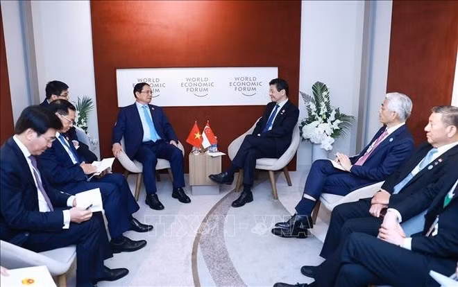 The meeting between Prime Minister Pham Minh Chinh and his Singaporean counterpart Lawrence Wong in Tianjin on June 25 (Photo: VNA)