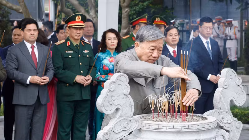 Party General Secretary To Lam and a delegation of the Party Central Committee offer incense at a memorial site dedicated to late Party chief Nguyen Van Cu in Bac Ninh Province.