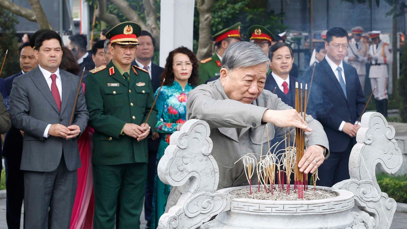 Party General Secretary To Lam and a delegation of the Party Central Committee offer incense at a memorial site dedicated to late Party chief Nguyen Van Cu in Bac Ninh Province.