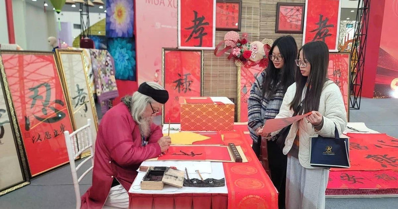 Young people seek calligraphy for good fortune during a fair in Ha Noi. (Photo: VNA)