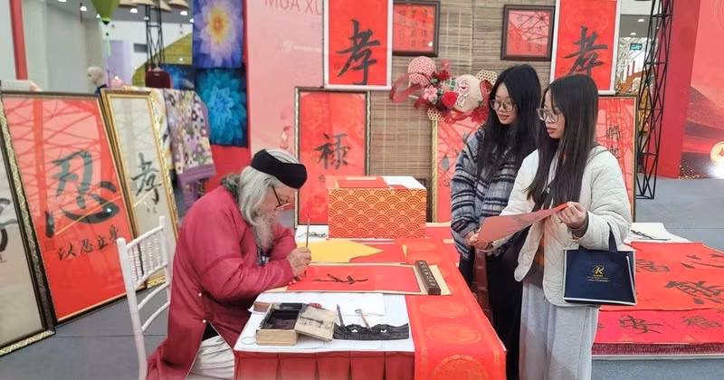Young people seek calligraphy for good fortune during a fair in Ha Noi. (Photo: VNA)
