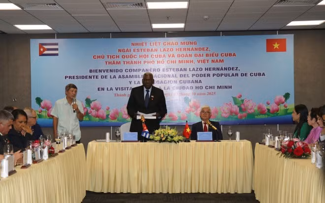 President of the National Assembly of People’s Power and President of the Council of State of Cuba Esteban Lazo Hernández pays a working trip to Ho Chi Minh City on October 3. (Photo: VNA)