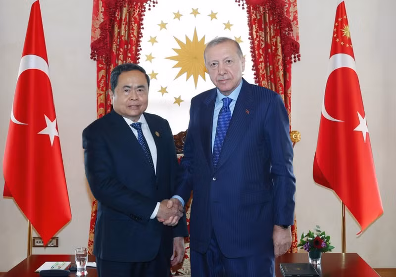 Viet Nam’s National Assembly Chairman Tran Thanh Man (L) and Turkish President Recep Tayyip Erdogan at their meeting in Istanbul on April 16, 2026. (Photo: VNA)