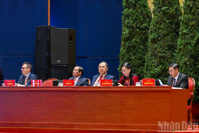 Party and State leaders pose for group photo with delegates at discussion session. (Photo: DANG KHOA)