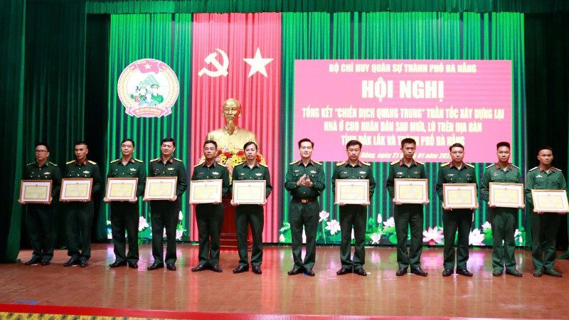 Collectives and individuals with outstanding contributions to Quang Trung campaign in Da Nang and Dak Lak honoured at the ceremony