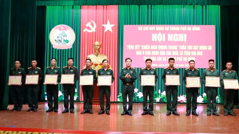 Collectives and individuals with outstanding contributions to Quang Trung campaign in Da Nang and Dak Lak honoured at the ceremony