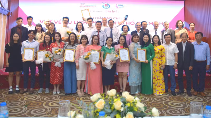 Winners of Journalism Award on Ho Chi Minh City Tourism honoured at the ceremony (Photo: sggp.org.vn)
