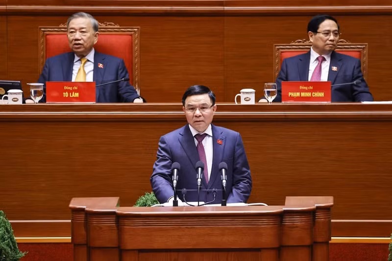 Acting Minister of Industry and Trade Le Manh Hung delivers a speech at a discussion during the 14th National Party Congress on January 21 (Photo: VNA)
