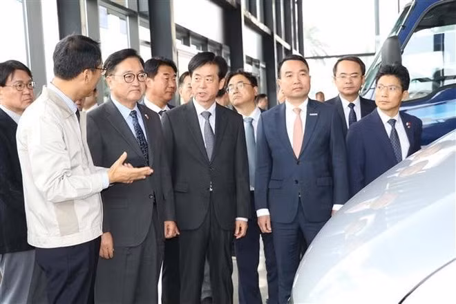 Speaker of the National Assembly of the Republic of Korea (RoK) Woo Won Shik visits Hyundai Thanh Cong Viet Nam Auto Manufacturing Corporation in Ninh Binh province. (Photo: VNA)