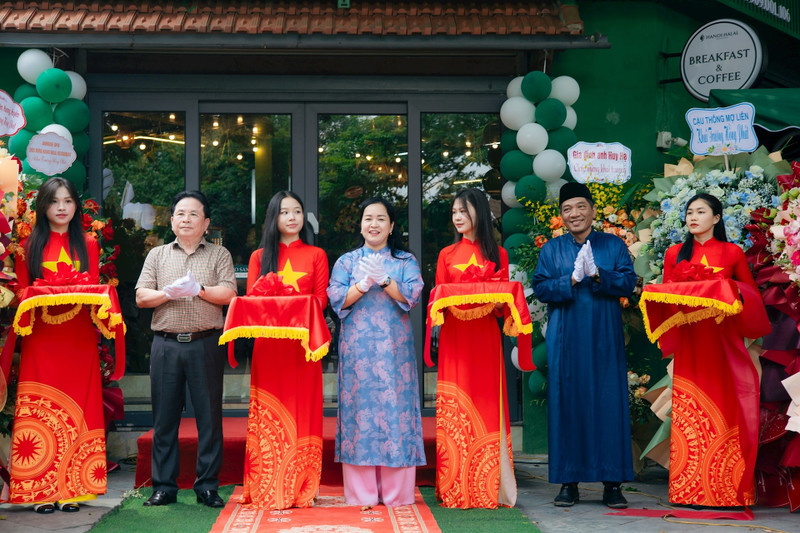 At the opening ceremony of the Ha Noi Halal Restaurant (Photo: hanoimoi.vn)