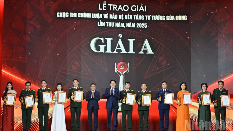 Politburo member and State President Luong Cuong and Politburo member and permanent member of the Party Central Committee’s Secretariat Tran Cam Tu present the A prizes to winners at the award ceremony of the fifth national political essay contest on safeguarding the Party’s ideological foundations in Ha Noi on October 22. (Photo: VNA)