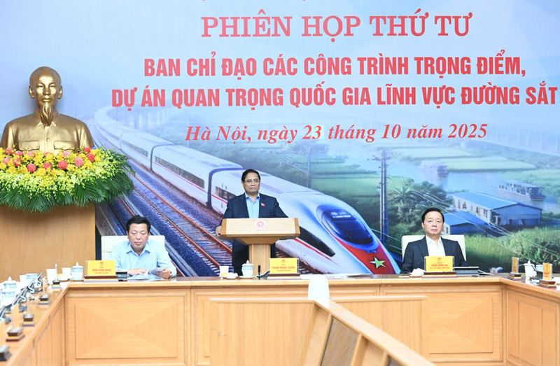 Prime Minister Pham Minh Chinh addressrd the fourth meeting of the steering committee for key national railway projects on October 23. (Photo: NDO)