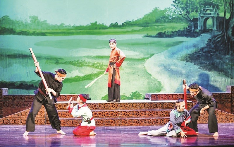Performances by the Ha Noi Cheo Theatre attract diverse audiences.