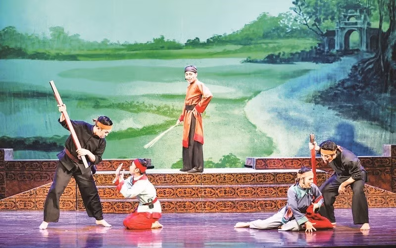 Performances by the Ha Noi Cheo Theatre attract diverse audiences.