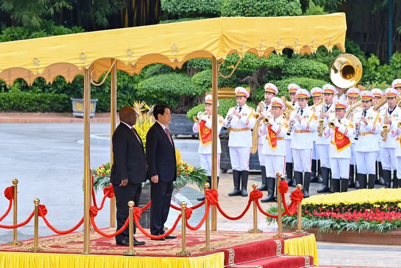 State President Luong Cuong hosts welcome ceremony for visiting South African counterpart Matamela Cyril Ramaphosa (Photo: NDO)