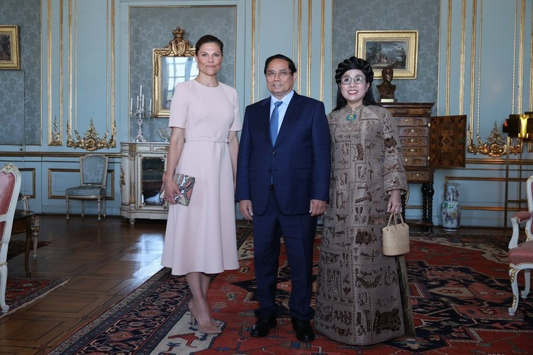 Prime Minister Pham Minh Chinh, his spouse Le Thi Bich Tran, and Crown Princess of Sweden Victoria. (Photo: VNA)