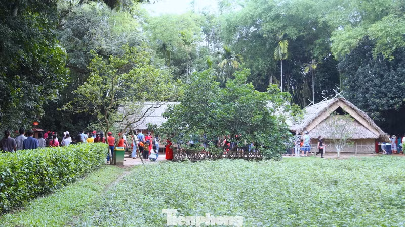 The Kim Lien special national relic site in Nghe An Province attracts large numbers of visitors during the Lunar New Year. (Photo: tienphong.vn)