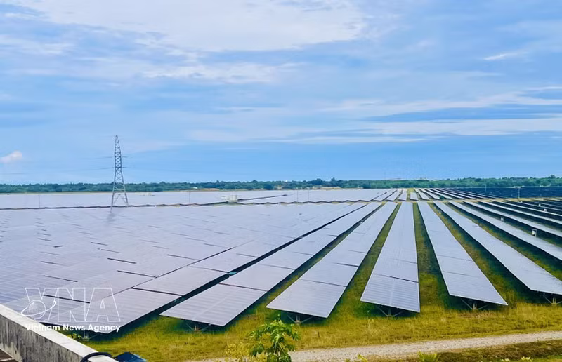 The Gio Thanh 1 and Gio Thanh 2 solar power plants in Quang Tri have a total capacity of 100 MWp with a total investment of 2.3 trillion VND. (Photo: VNA)