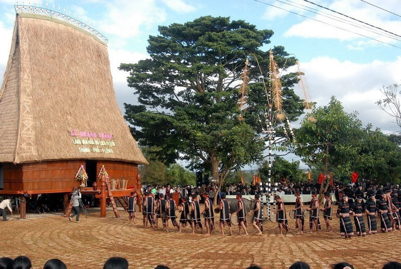A gong performance at the Plei Op Culture and Tourism Village in Gia Lai Province (Photo: VNA)