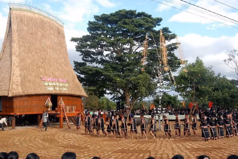 A gong performance at the Plei Op Culture and Tourism Village in Gia Lai Province (Photo: VNA)