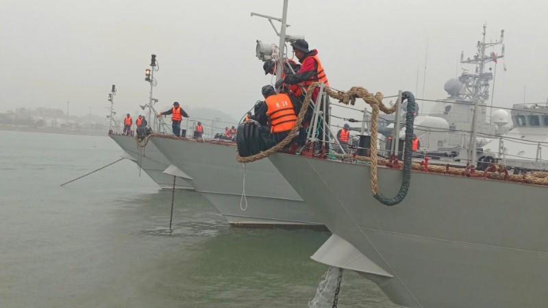 Soldiers of the Viet Nam People's Navy's Region 3 Command collaborate with local authorities to bring vessels to safe harbour.