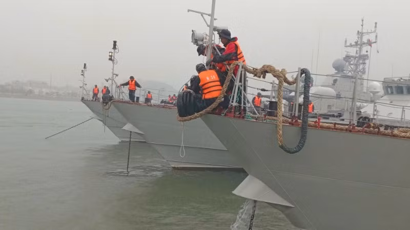 Soldiers of the Viet Nam People's Navy's Region 3 Command collaborate with local authorities to bring vessels to safe harbour.
