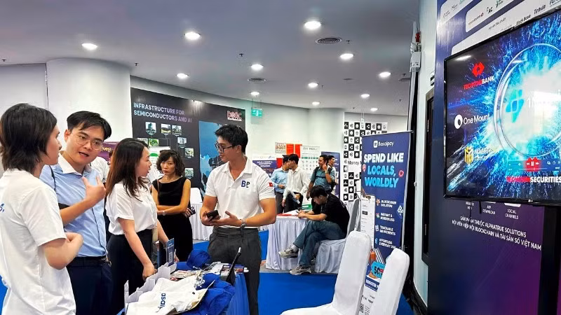 Visitors at the Da Nang Finance and Tech Week 2025 