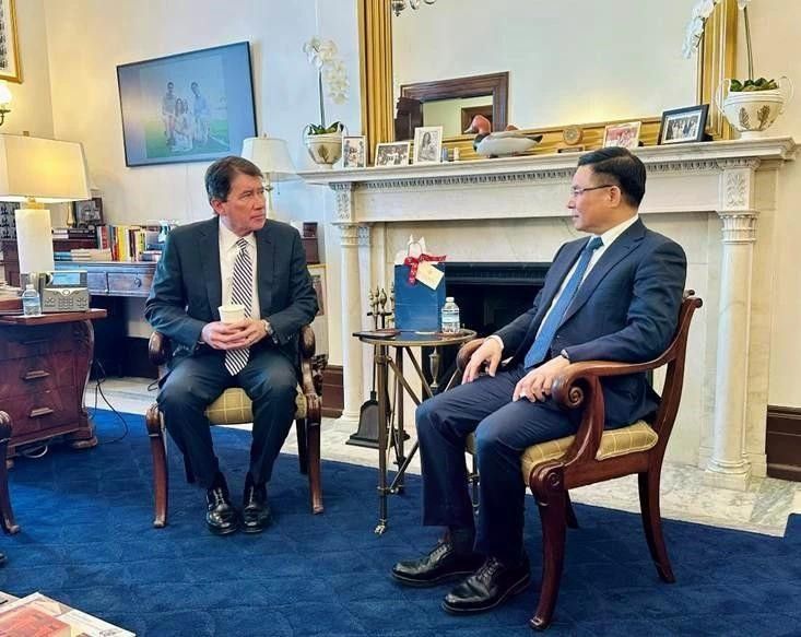 Acting Minister of Industry and Trade Le Manh Hung (right) and US Senator Bill Hagerty of the Republican Party, representing the state of Tennessee. (Photo: VNA)