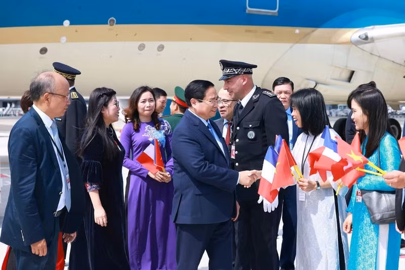 Prime Minister Pham Minh Chinh, his spouse, and a high-ranking Vietnamese delegation landed in Nice city on June 7 afternoon (local time), beginning his working trip to France (Photo: VNA)