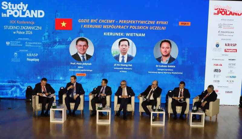 Vietnamese Ambassador to Poland Ha Hoang Hai (third from left) at the plenary session (Photo: Embassy of Viet Nam in Poland).