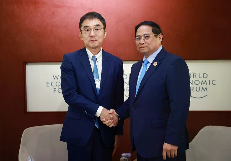 Prime Minister Pham Minh Chinh (R) receives President of the Economic Research Institute for ASEAN and East Asia (ERIA) Professor Tetsuya Watanabe. (Photo: VNA) 
