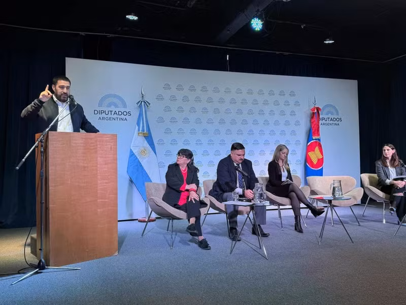 Journalist and scholar Gaston Fiorda addresses the seminar held in Buenos Aires on June 12 (Photo: VNA)