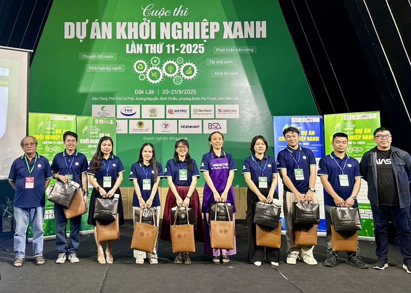 Winners of the 2025 Green Startup Project Competition pose for a group photo at the award ceremony. (Photo: VOV)