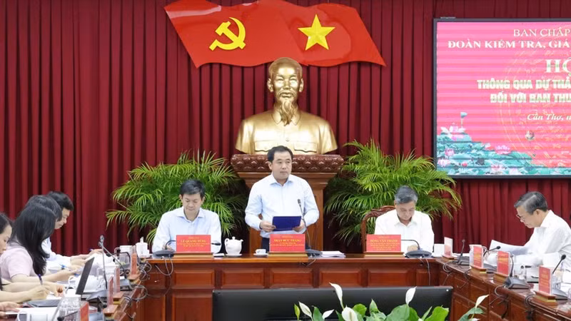Politburo member and Minister of Agriculture and Environment Tran Duc Thang speaks at the working session