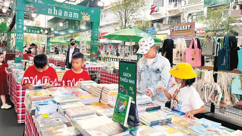 Visitors at the Ho Chi Minh City Book Street Festival. (Photo: MANH HAO)