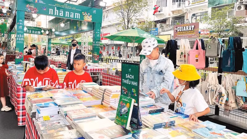 Visitors at the Ho Chi Minh City Book Street Festival. (Photo: MANH HAO)