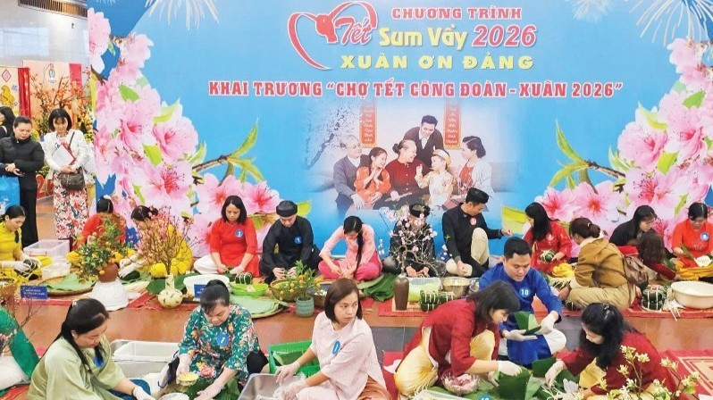 Trade union members join a ‘banh chung’ (square sticky rice cake) making contest at the “Tet Reunion – Spring Sharing” programme held by the Ha Noi Labour Federation (Photo: NGOC ANH)