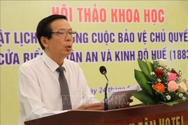 Phan Tien Dung, Chairman of the Hue Association of Historical Science, speaks at the event. (Photo: VNA)