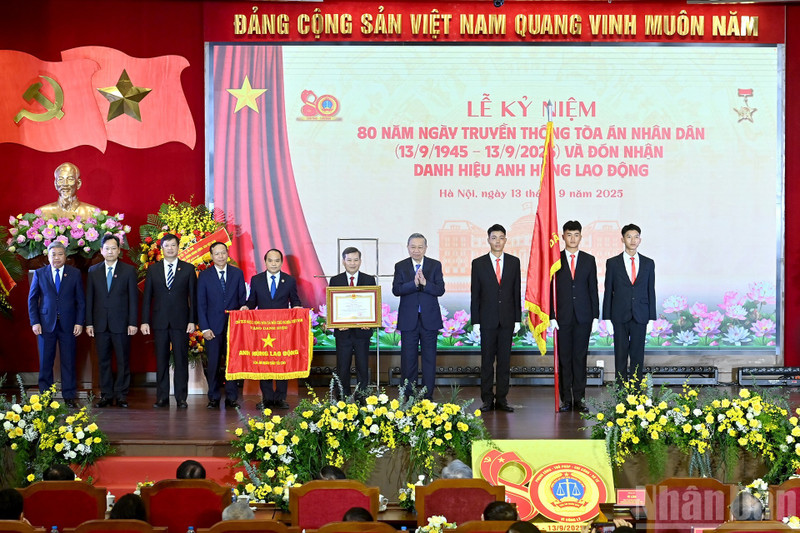 Party General Secretary To Lam presents the title of “Labour Hero” to the Supreme People’s Court. (Photo: NDO/Dang Khoa)