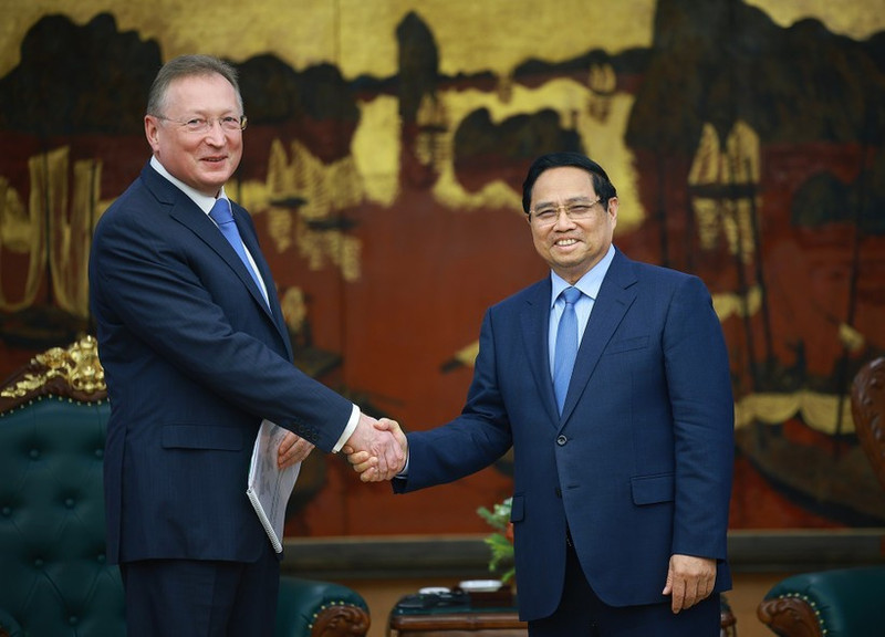 PM Pham Minh Chinh (R) and Zarubezhneft’s General Director Sergei Kudryashov at their meeting in Ha Noi on November 27, 2025 (Photo: VNA)