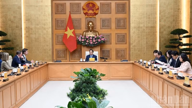 Prime Minister Pham Minh Chinh speaks at the meeting with a delegation of the EU-ASEAN Business Council (EU-ABC) and the European Chamber of Commerce in Viet Nam (EuroCham) on November 27. (Photo: NDO)
