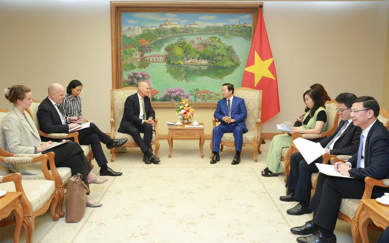 Deputy Prime Minister Tran Hong Ha (R) and Dutch Ambassador to Viet Nam Kees van Baar at their meeting in Ha Noi on August 14. (Photo: VGP)