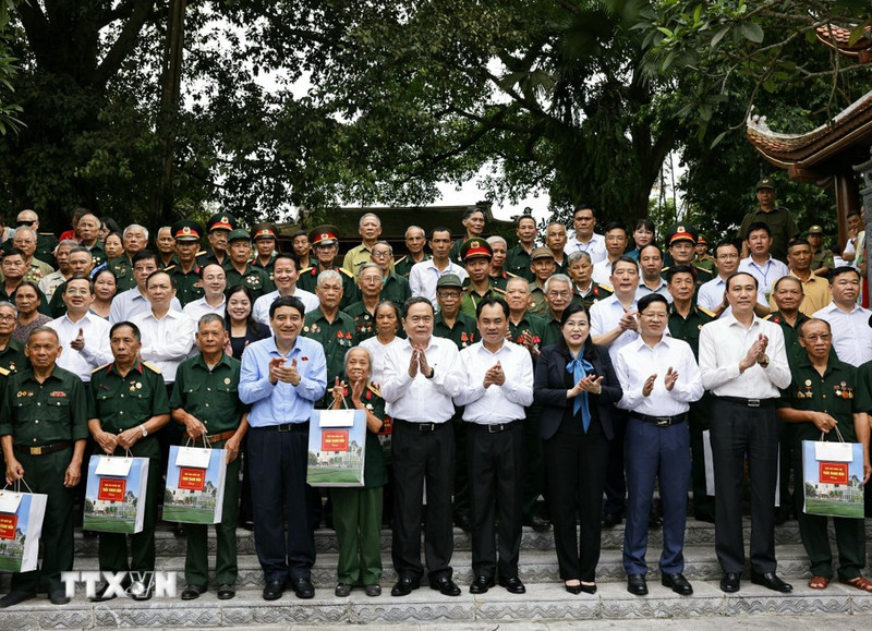 NA Chairman Tran Thanh Man and ex-revolutionaries at the July 27 National Relic Site in Thai Nguyen on July 20. (Photo: VNA)