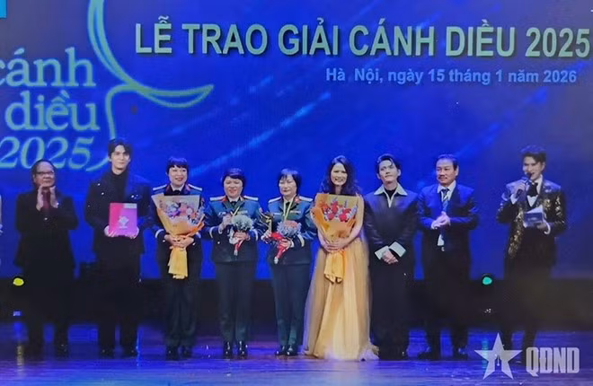 The “Red Rain” film crew receives the 2025 Golden Kite Award for Outstanding Feature Film. (Source: People’s Army Newspaper)