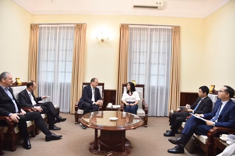 Deputy Minister of Foreign Affairs Le Thi Thu Hang (right) and Thomas Mitchell Little, President and CEO of UK-based Jadestone Energy Plc. (Photo: Ministry of Foreign Affairs)