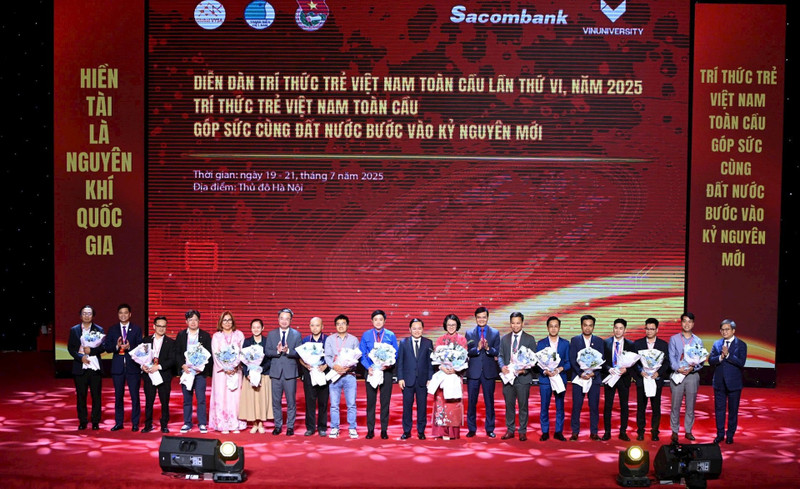 The Executive Board of the Global Network of Young Vietnamese Intellectuals for the 2025–2027 term launched at the event (Photo: HAI LAM)