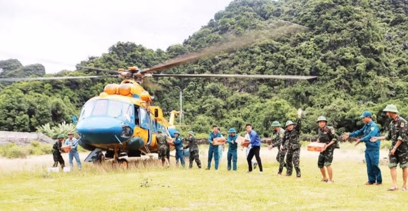 A helicopter carrying relief goods lands in Con Cuong commune, Nghe An province.
