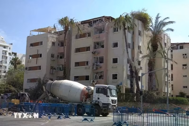A residential building on Levy Eshkol Street in Tel Aviv is destroyed by a rocket strike in the early hours of June 16, 2025. (Photo: VNA)