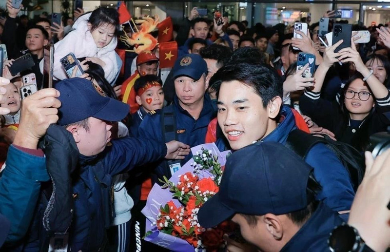 Striker Dinh Bac is embraced by fans. (Photo: VNA)